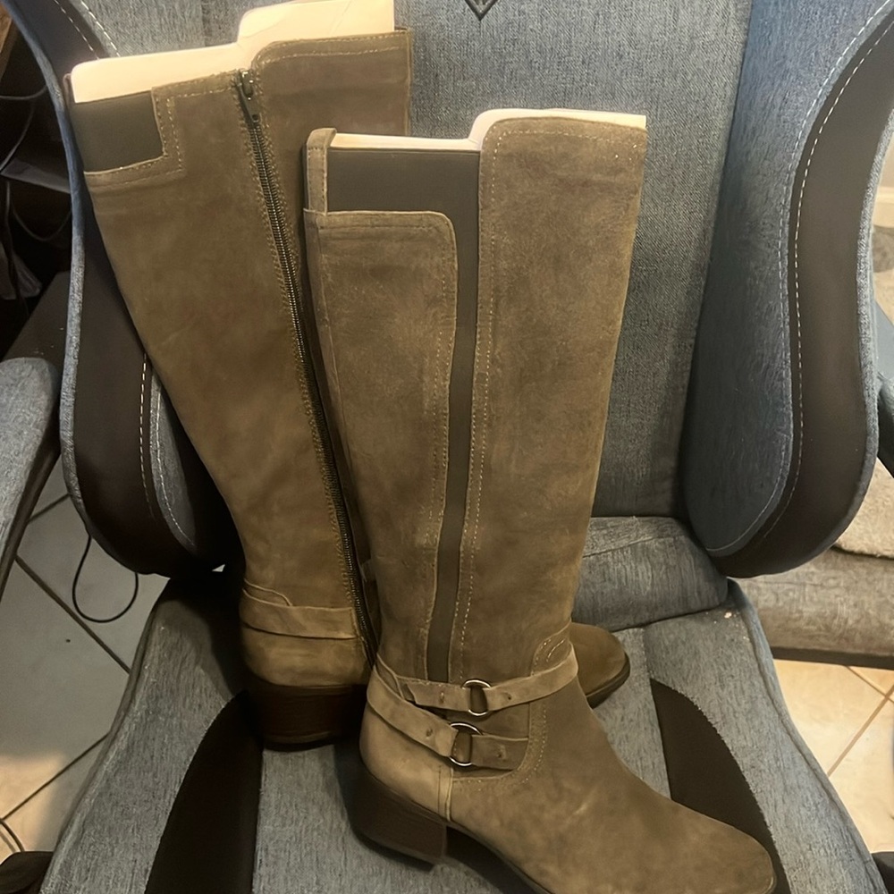 Naturalizer army green suede boots brand new